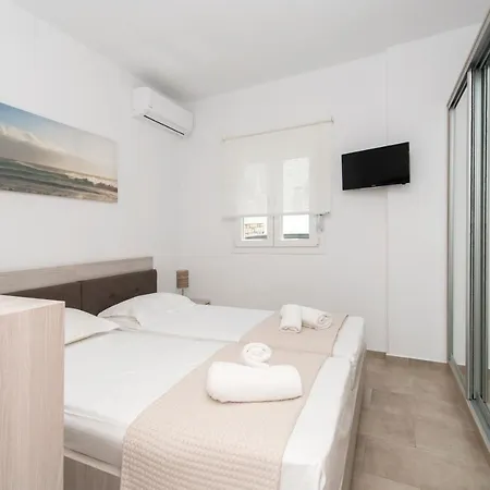 Ormos Naoussa's * ナウサ