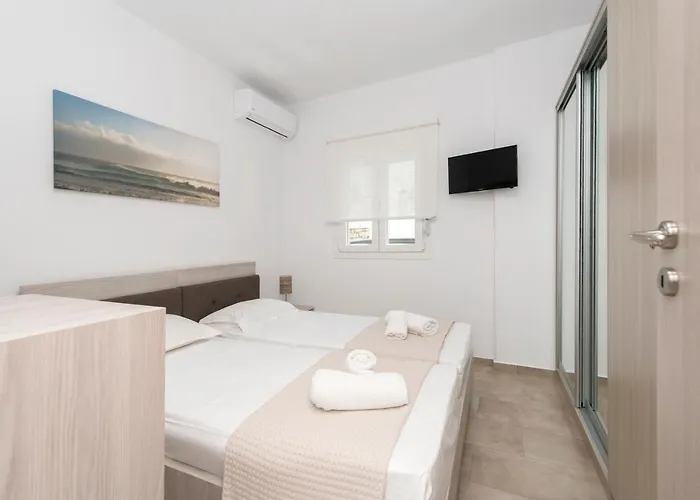 Ormos Naoussa's * Náusza